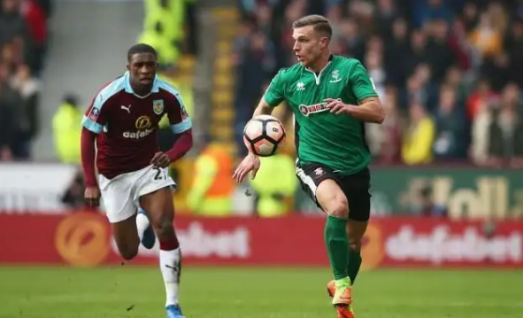 熟悉么？图片报：慕尼黑1860极端球迷在拜仁训练场涂鸦